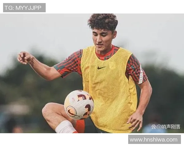 足球明星在新闻发布会上突发咳嗽引发媒体关注健康状况与比赛表现的讨论